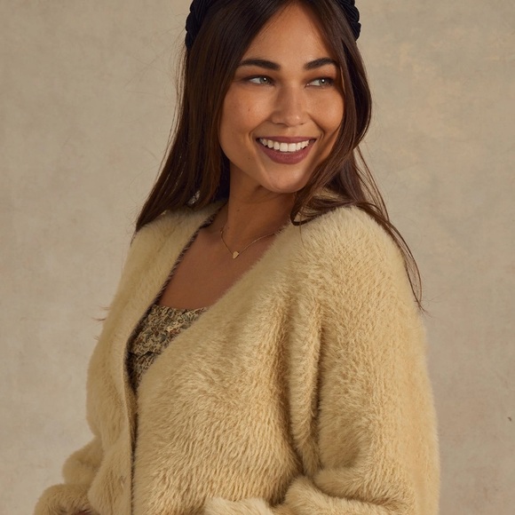 NEW! Rylee + Cru Boxy Crop Sweater - Picture 3 of 6